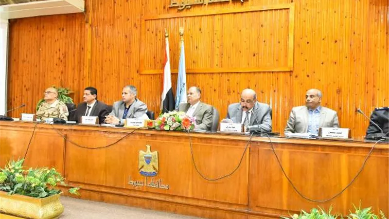 سعد: يوافق على ترخيص 145 سيارة ميكروباص داخل مواقف أسيوط