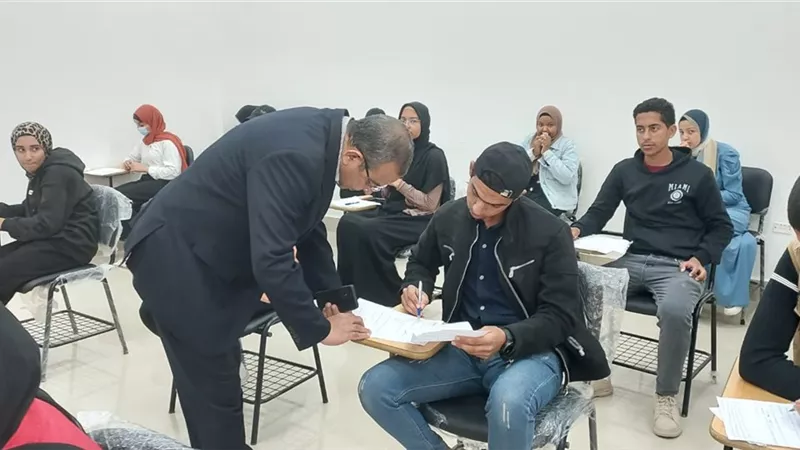 رئيس جامعة بنى سويف التكنولوجية يتفقد امتحانات منتصف الفصل