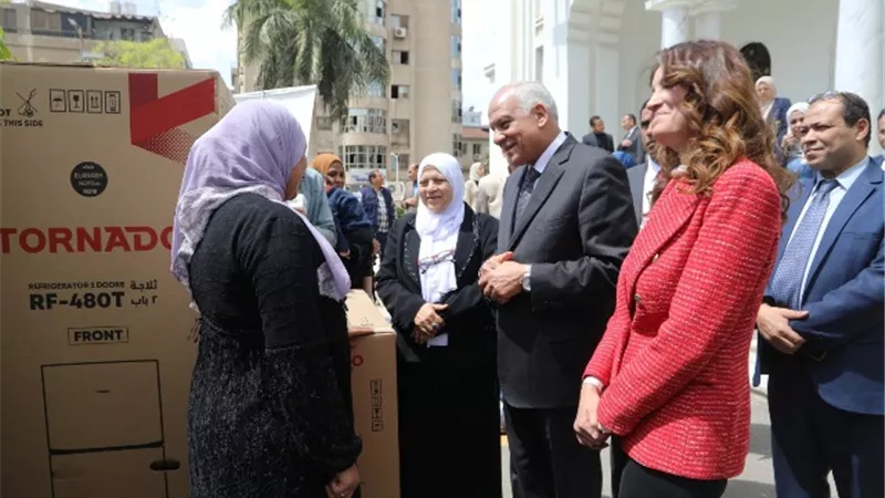 محافظ الجيزة يسلم ١٠ عرائس مقبلات علي الزواج أجهزة كهربائية