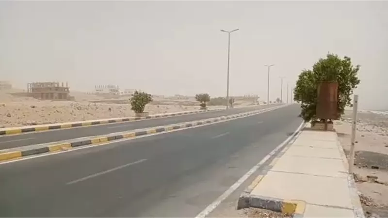 أزمات سفاجا تحذر من عاصفة ترابية: «اغلقوا النوافذ و هدوا السرعة»