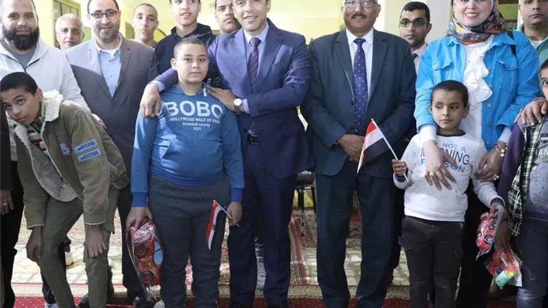 نائب محافظ المنيا يشارك الإفطار مع أطفال مؤسسة تربية البنين