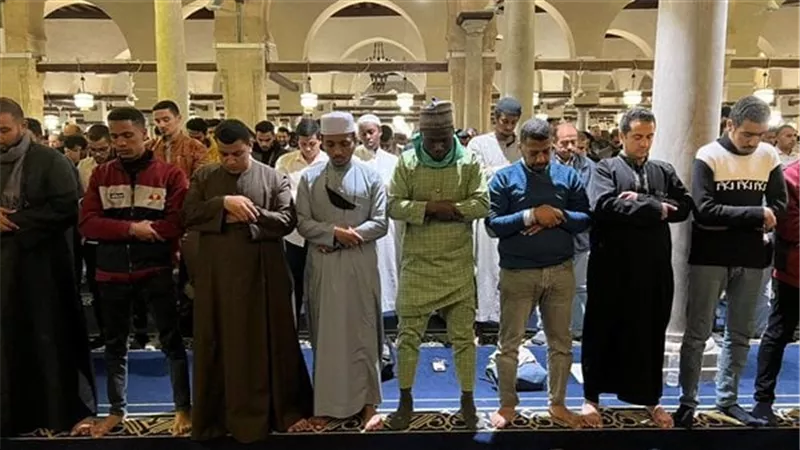 الجامع الأزهر كامل العدد بآلاف المصلين من مختلف دول العالم