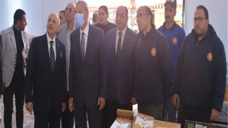 محافظ القليوبية يتفقد معرض 