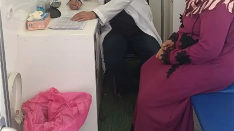 علاج ١٠٥٩ حالة في قافلة طبية بجرايشة الإسماعيلية..صور