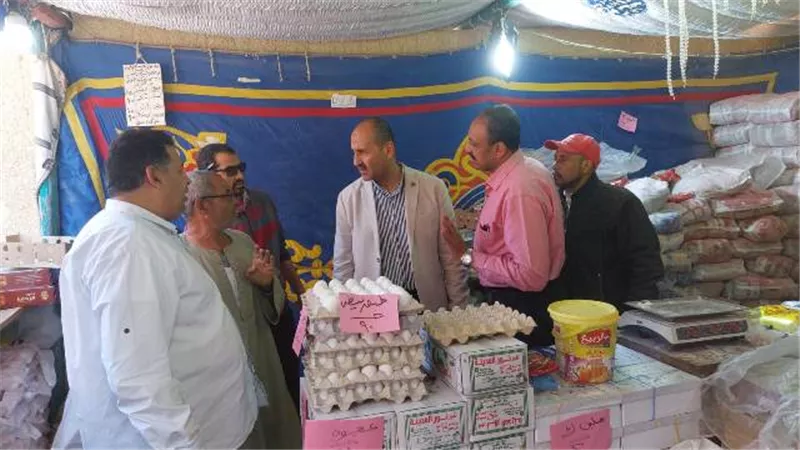 سكرتير بنى سويف يطمئن على توافر السلع بشوادر ومعارض