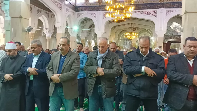 وزير الري يؤدي صلاة الجمعة بمسجد العارف بالله الدسوقى في كفرالشيخ