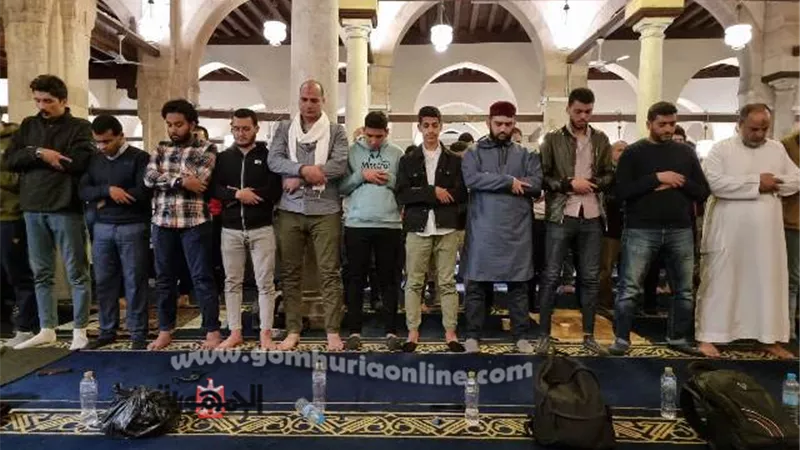 في الليلة العاشرة.. آلاف المصلين يؤدون العشاء والتراويح في الأزهر