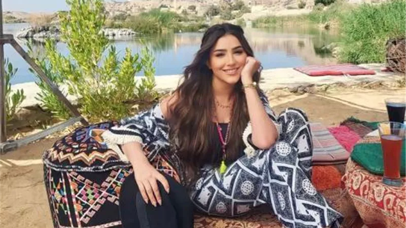 إطلالة ساحرة لـ مى عمر من كواليس 