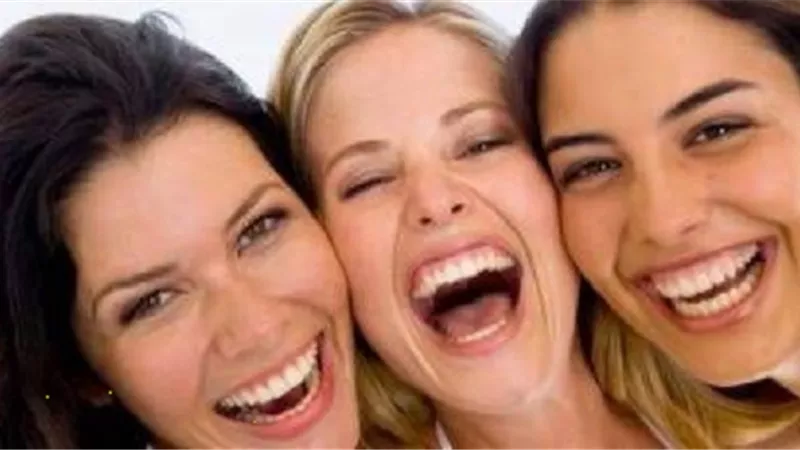 في اليوم العالمي.. طبيب:الضحك ينشط 80 عضلة فى الجسم