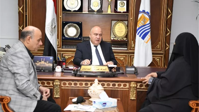 محافظ قنا يستقبل عددا من المواطنين لبحث شكاواهم ومطالبهم