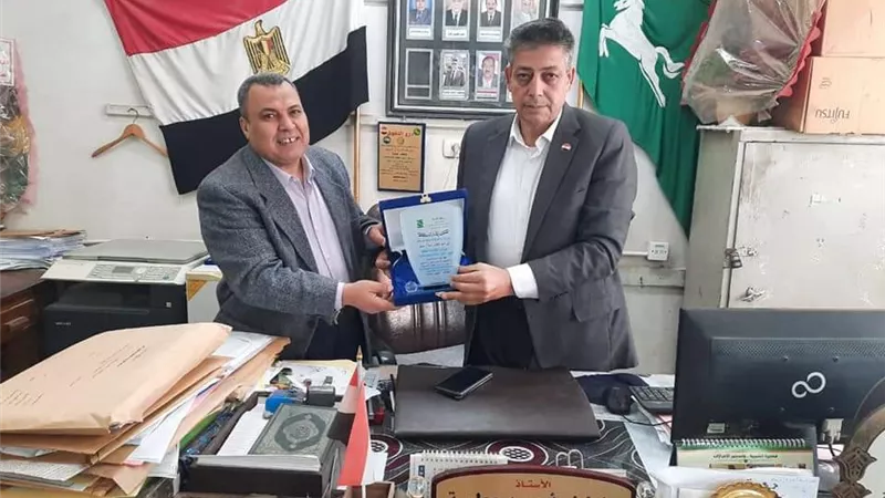 تعليم الشرقية تكرم مدير شئون الطلبة بالصالحية