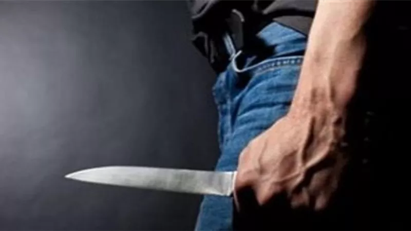 سائق يعتدى على عامل بسلاح أبيض بسبب أولوية المرور فى البلينا
