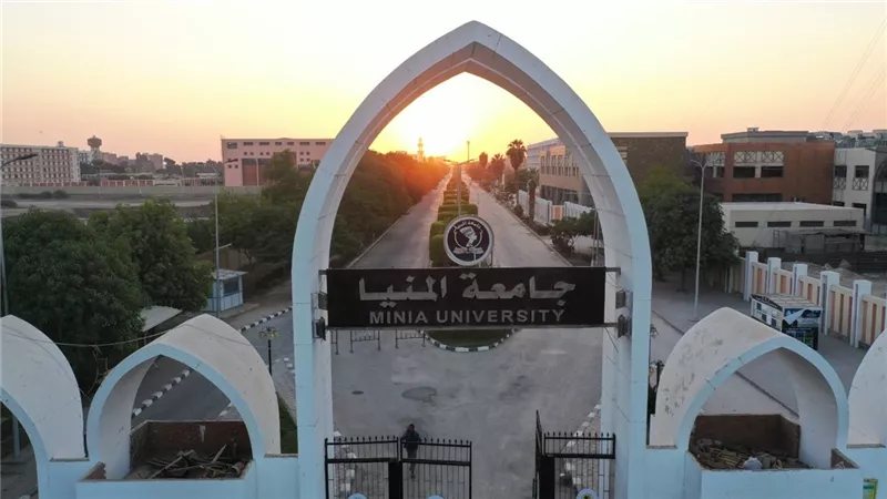 رئيس جامعة المنيا يهنئ الرئيس السيسي بذكري العاشر من رمضان