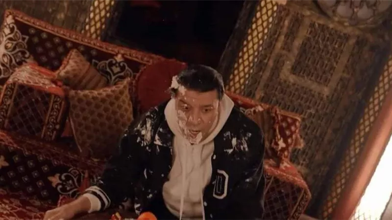 التعليق الأول لمصطفى كامل بعد ظهوره في 