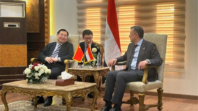 وزير السياحة يستقبل نظيره الصيني بمطار القاهرة الدولي