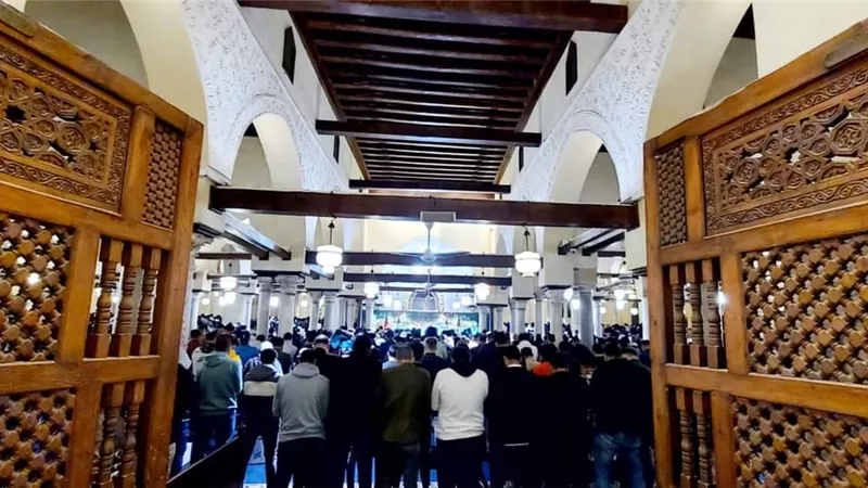 جموع المصلين يؤدون العشاء والتراويح
