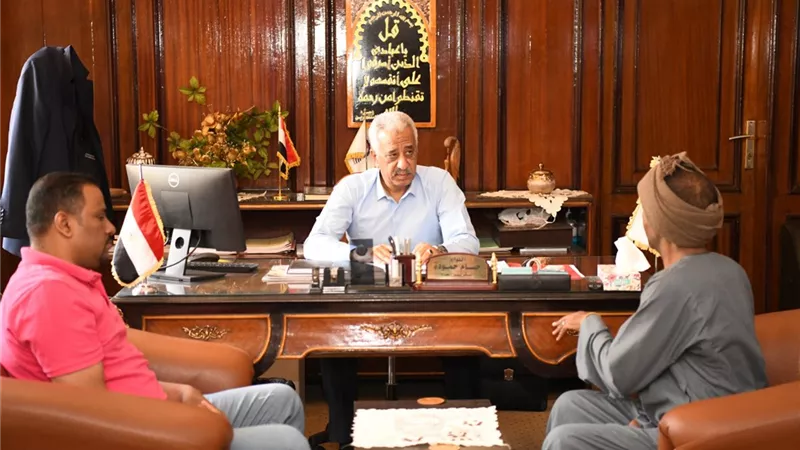 المحافظ والسكرتير العام يستقبلان عددا من المواطنين لبحث شكاواهم