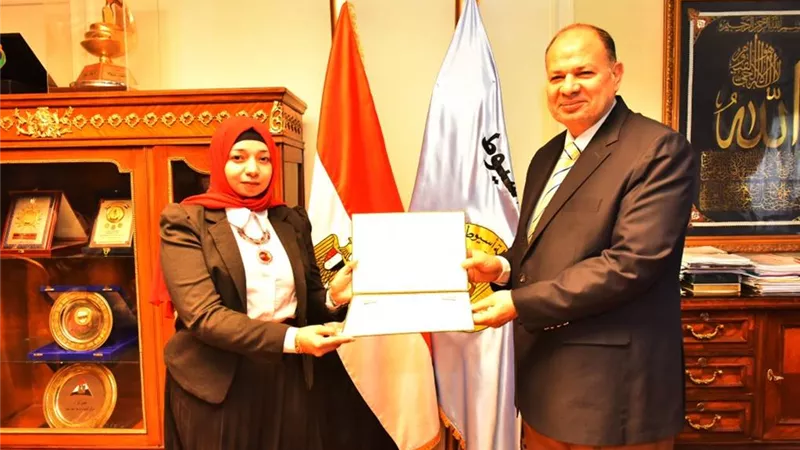 محافظ أسيوط يكرم الدكتورة 