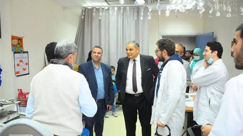 رئيس جامعة كفر الشيخ يتفقد أقسام المستشفى الجامعي