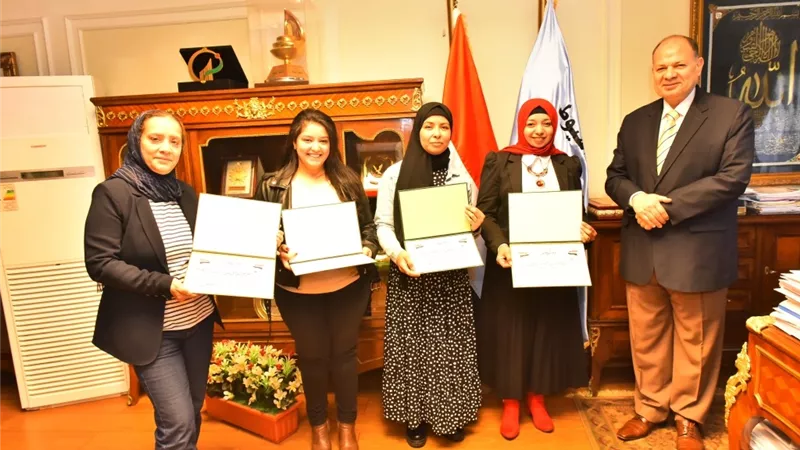 محافظ أسيوط يكرم المعلمات ومديرة مدرسة الوحدة العربية الابتدائية