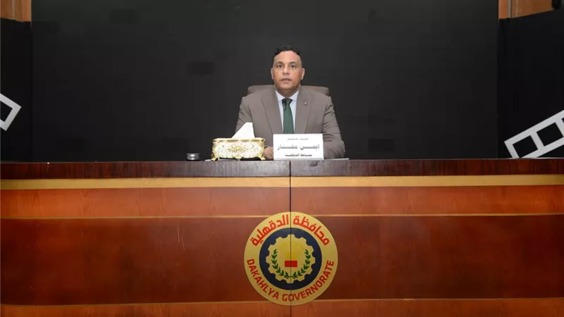 محافظ الدقهلية للتنفيذين: امشوا فى الشوارع كمواطنيين