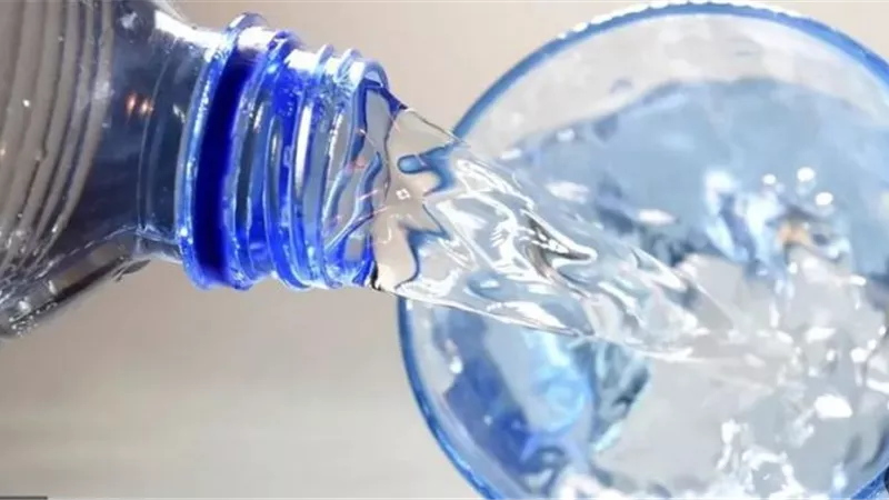 الصحة تحذر 4 فئات تحتاج شرب الكثير من المياه خلال فترة الإفطار حتى لا تصاب بالجفاف