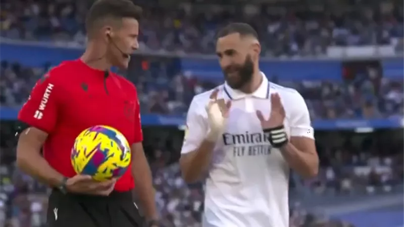 حوار كريم بنزيما مع حكم المباراة بعد سداسية ريال مدريد - شاهد