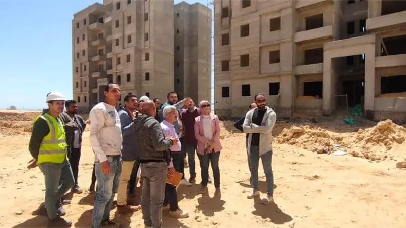 فريق دعم وزارة الإسكان يتابعون المشروعات الجارية بالسويس الجديدة