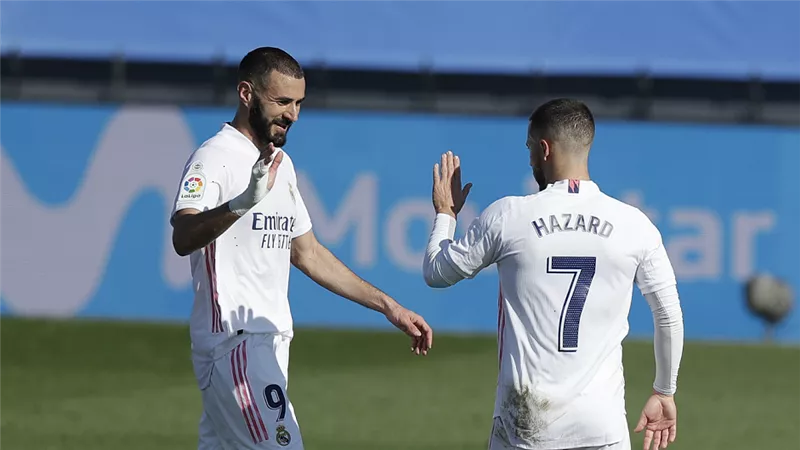 مدرب ريال مدريد يشيد بهاتريك بنزيما ويوضح سبب مشاركة هازارد