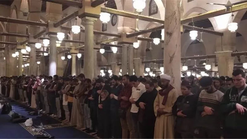أروقة وصحن الجامع الأزهر تمتلئ بآلاف المصلين لأداء التراويح