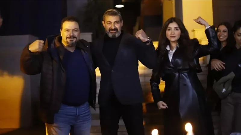 أسرة علاقة مشروعة ترفع شعار فركش وصناع المسلسل يحتفلون بنجاحه