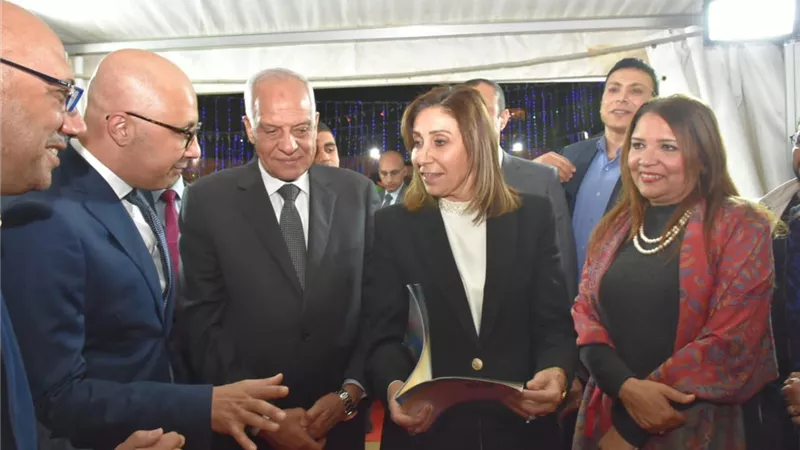 وزيرة الثقافة ومحافظ الجيزة يفتتحان معرض فيصل للكتاب