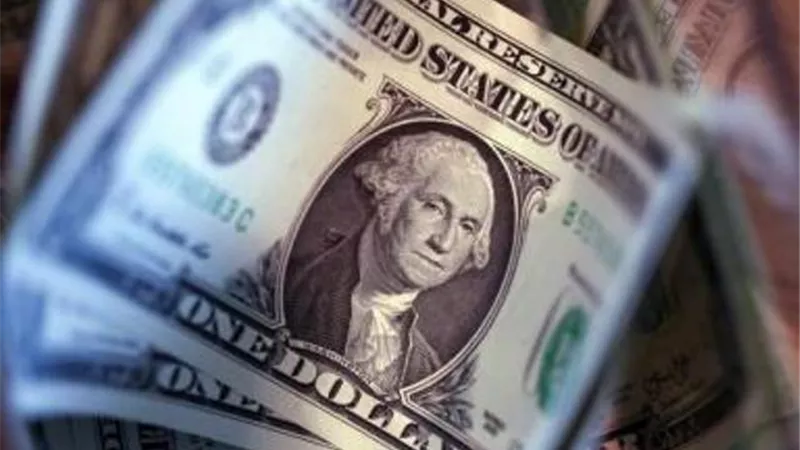 الدولار يرتفع مع عودة مخاوف التضخم بعد مفاجأة أوبك+