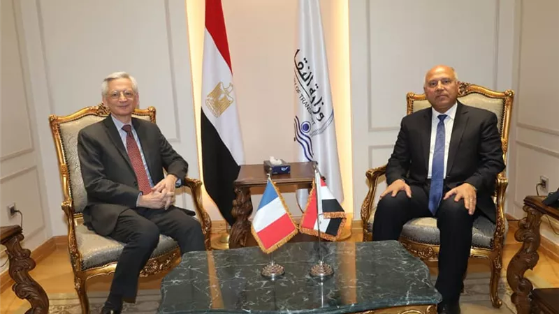 وزيرالنقل يبحث مع السفير الفرنسي مشروعات مترو الأنفاق والنقل البحري