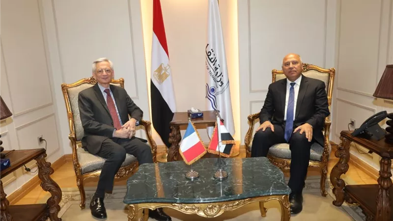 وزير النقل يبحث مع السفير الفرنسى المشروعات المشتركة