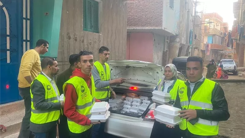 مستقبل وطن المنيا يوزيع ٢٠٠ وجبة غذائية علي الصائمين ببني مزار