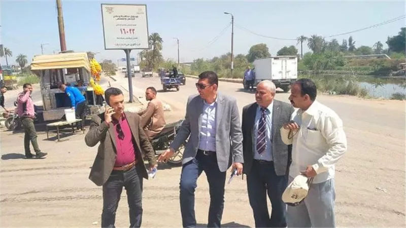 استمرار اعمال رصف ورفع كفاءة الطرق بمركزى ديرمواس وسمالوط