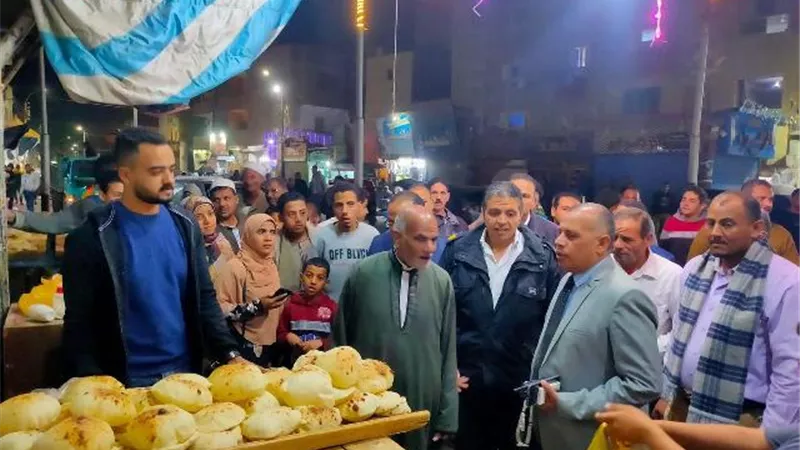 رئيس مركز مطاي بالمنيا يتفقد معارض أهلاً رمضان
