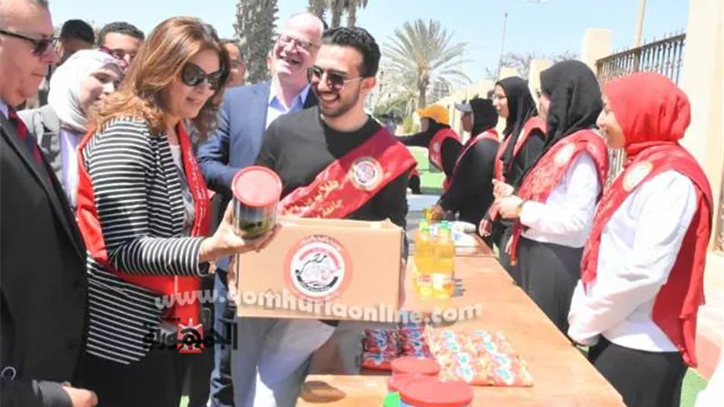 رئيس جامعة السادات تشارك أسرة طلاب من أجل مصر تجهيز كرتونة الخير