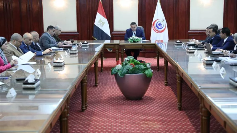 وزير الصحة يوجه بتوحيد البرامج التدريبية للعاملين ببنوك الدم