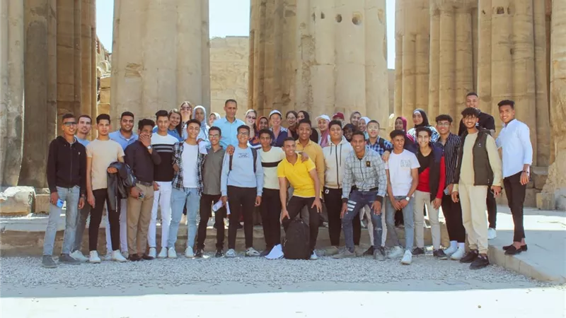 طلاب الفندقية والسياحية بجامعة طيبة فى زيارة علمية لمعبد الأقصر