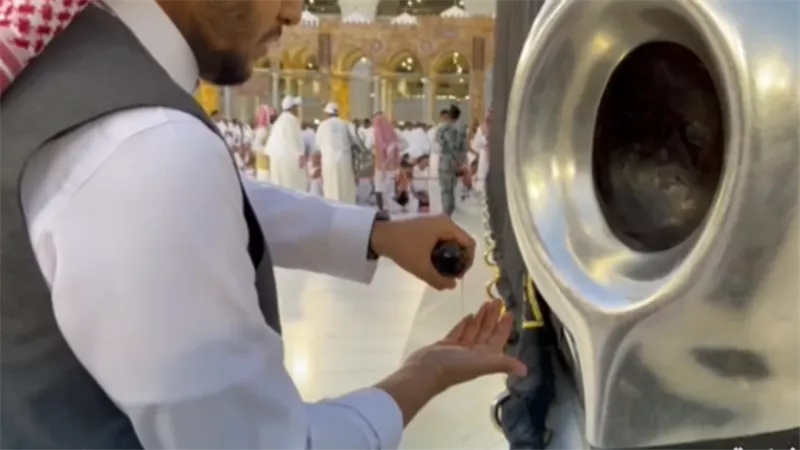السعودية تخصص أجود أنواع العود الفاخر لتطييب الحجر الأسود والكعبة