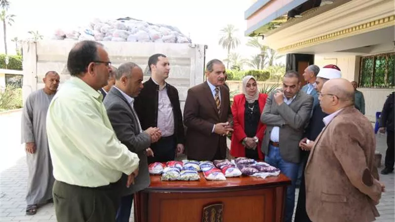 محافظ كفر الشيخ يشهد وصول ٢٥٠٠ شنطة رمضانية