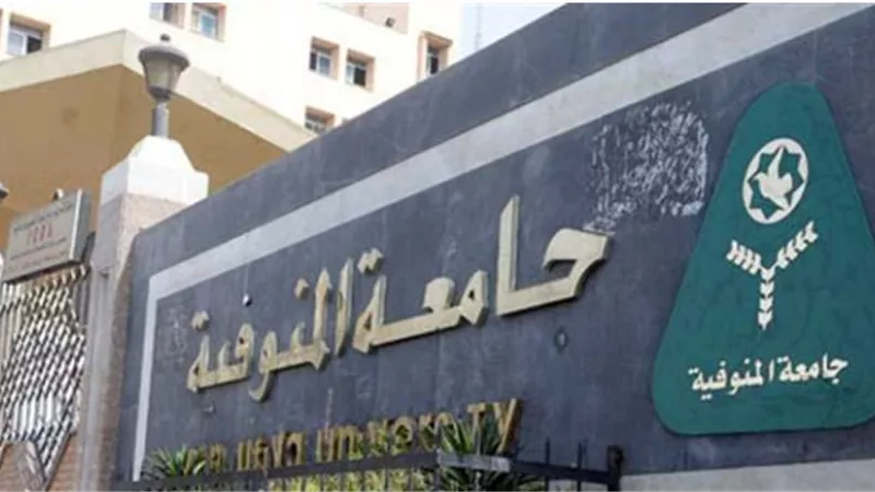 رئيس جامعة المنوفية يتابع أعمال صيانة حمام السباحة الأوليمبى