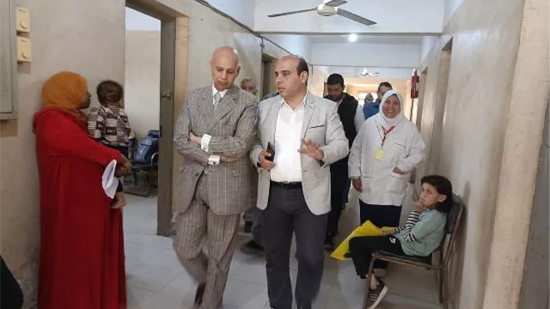 وكيل وزارة الصحة بالشرقية يتفقد القافلة الطبية بقرية الظواهري