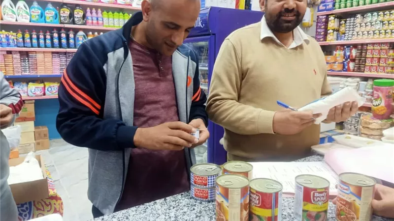 صحة الإسماعيلية تفاجئ محلات المواد الغذائية وتحرر مخالفات