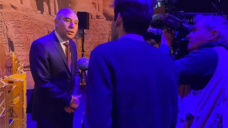 سفير مصر في باريس يشارك في حدث استقبال التابوت الخشبي للملك رمسيس