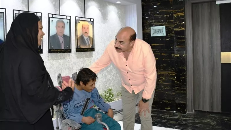 محافظ أسوان يوزع كراسى متحركة لعدد 10 حالات من ذوى الهمم