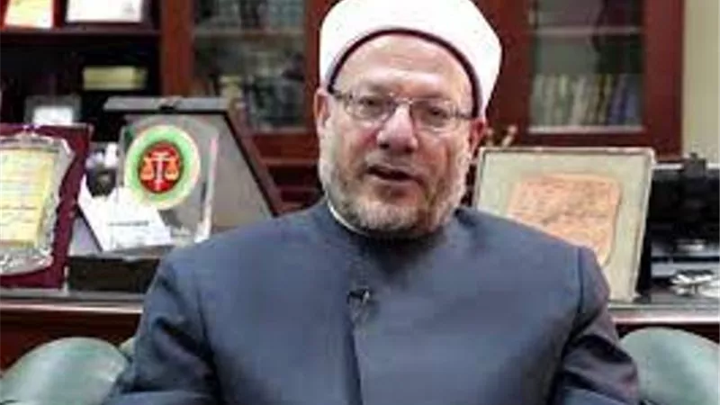 حكم قراءة الفاتحة وبعض سور القرآن فى المناسبات.. المفتى يجيب