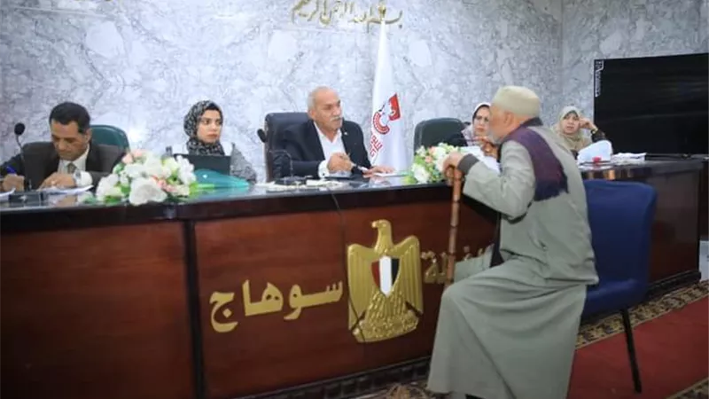 محافظ سوهاج ونائبه والسكرتير المساعد يلتقون 104 مواطن لحل مشاكلهم